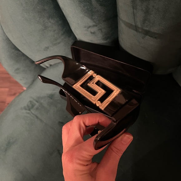 Worn once Versace Greca sunglasses - Picture 8 of 9